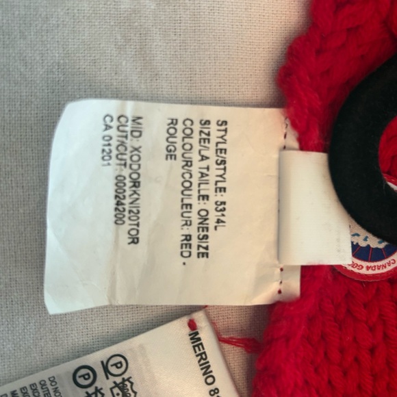 Canada Goose Red Chunky Knit scarf.  Some pulling and small hole. See pics. - Picture 4 of 10